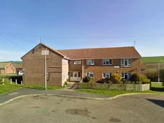 2 bedroom ground floor flat for rent in Castlemaine Road, Weym.