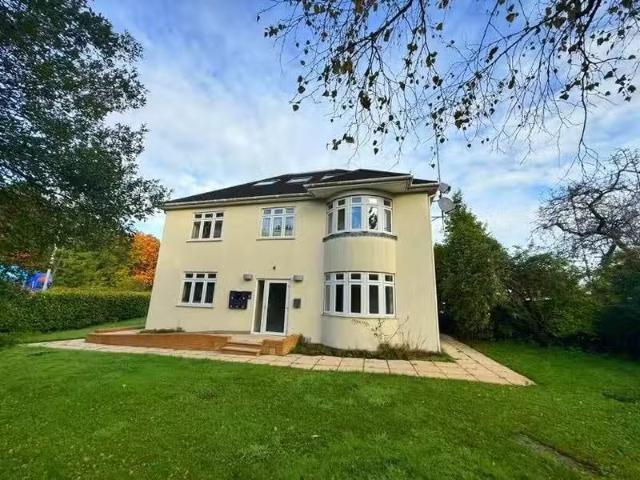 2 bedroom ground floor flat for rent in Blandford Road North.