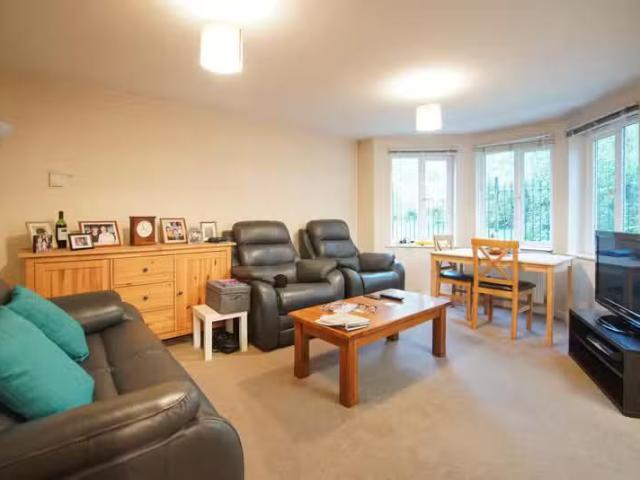 2 bedroom ground floor flat for rent in Brook View, Harmer Clo.