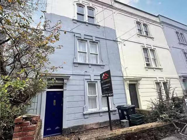 2 bedroom ground floor flat for rent in Roslyn Road, Bristol.