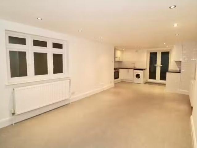 2 bedroom ground floor flat for rent in Ravenscroft Road, Beck.