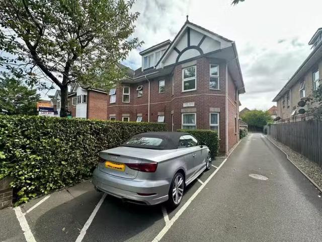 2 bedroom ground floor flat for rent in Richmond Park Road, Bo.