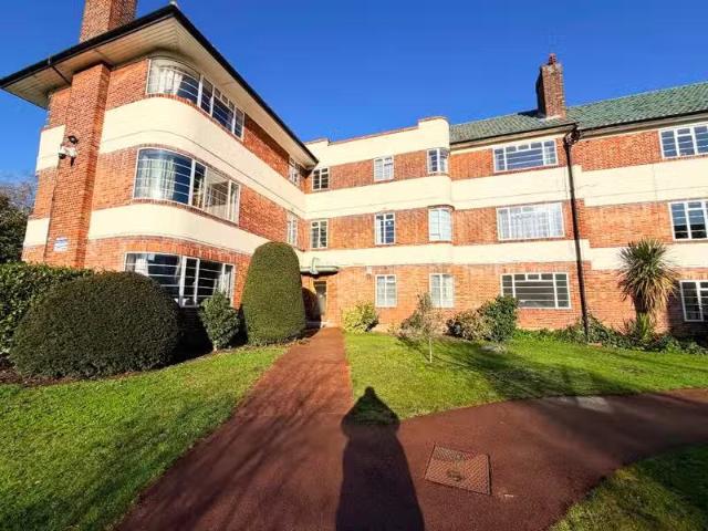 2 bedroom ground floor flat for rent in Woodford Road, London.