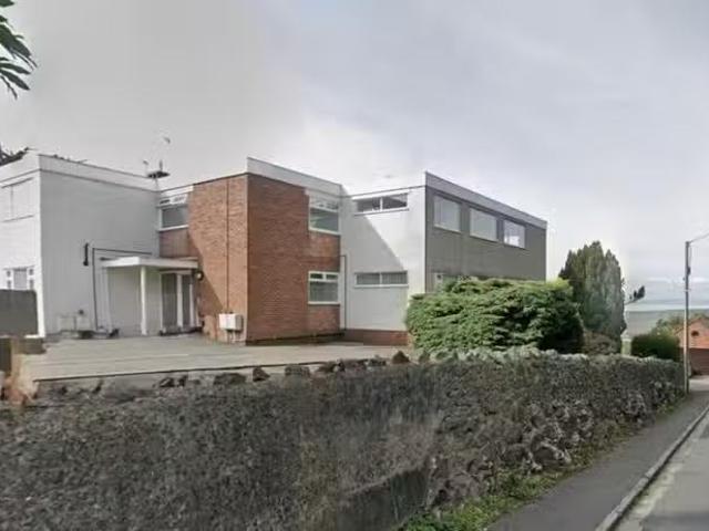 2 bedroom ground floor flat for rent in Woodspring Avenue, Wes.