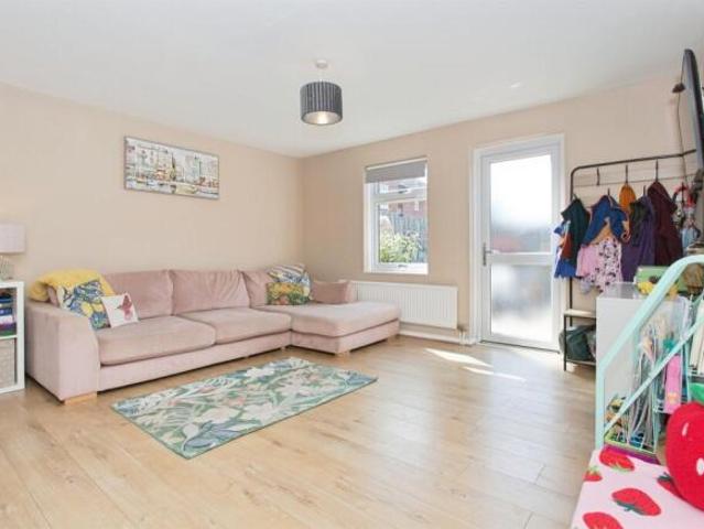 2 bedroom ground floor flat for sale in Caithness Court, Cambridge, CB4