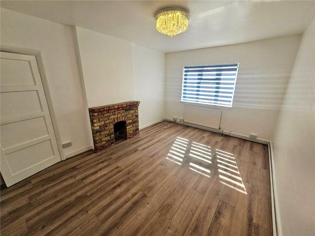 2 bedroom ground floor flat in Beavers Lane, Hounslow, Middlesex, TW4
