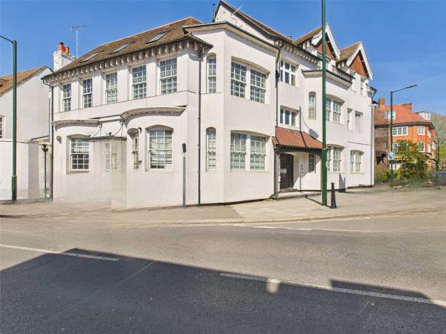 2 bedroom ground floor flat in High Street, Hampton, TW12
