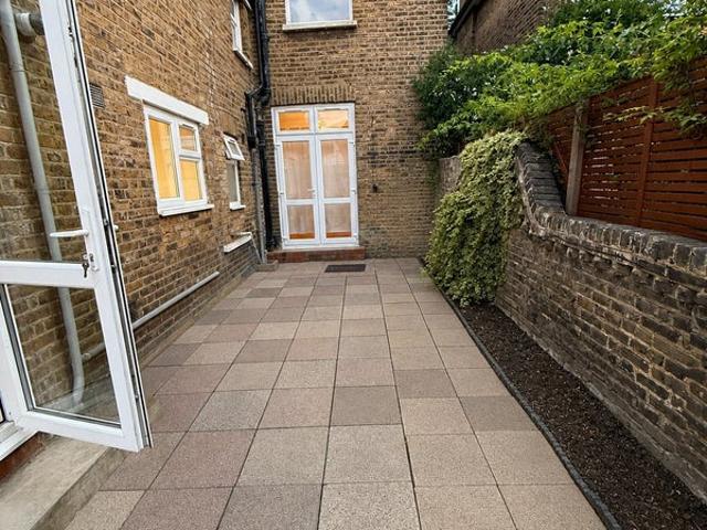 2 Bedroom Ground Floor Flat with Private Garden