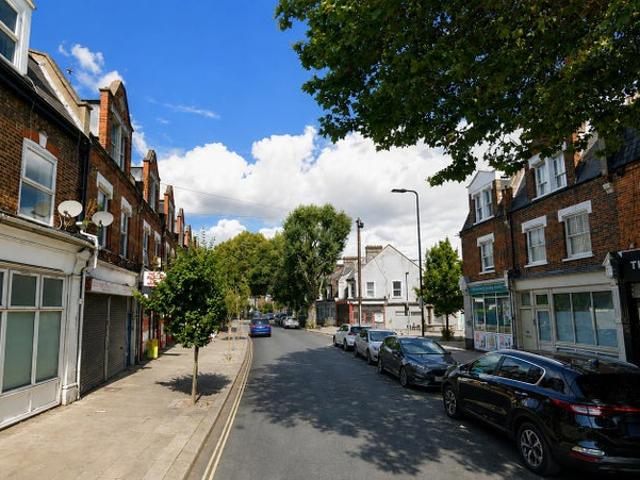 2 Bedroom Ground Floor Flat with Private patio