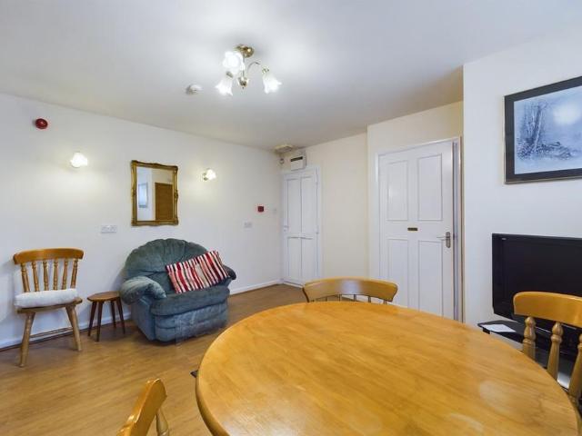 2 bedroom ground floor flat to rent