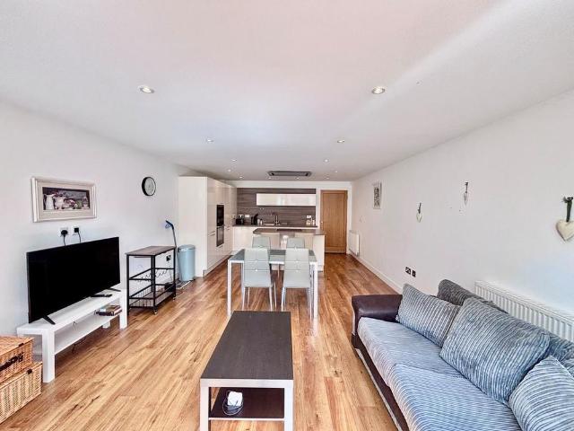 2 bedroom ground floor flat to rent