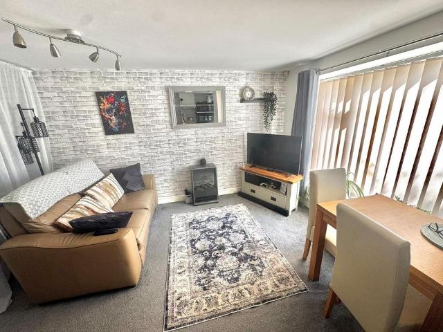 2 bedroom ground floor flat to rent