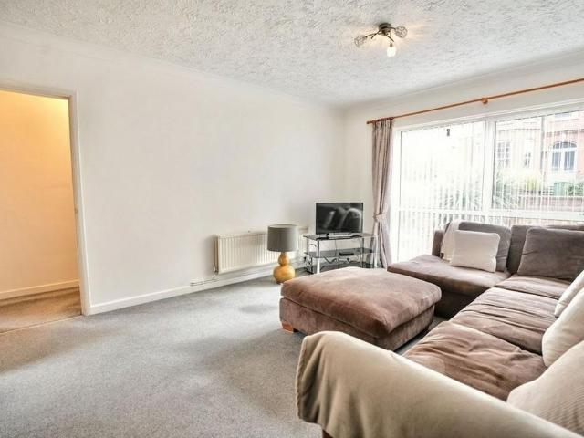 2 bedroom ground floor flat to rent