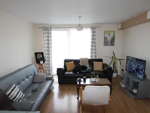 2 bedroom ground floor flat to rent