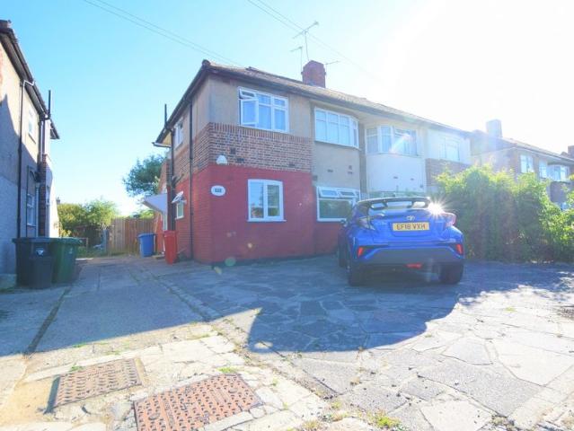 2 Bedroom Ground Floor Flat To Rent in Fullwell Avenue, Ilford, IG5