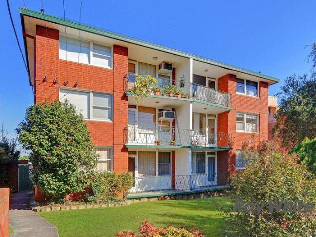 2 BEDROOM GROUND FLOOR UNIT IN THE HEART OF EASTWOOD