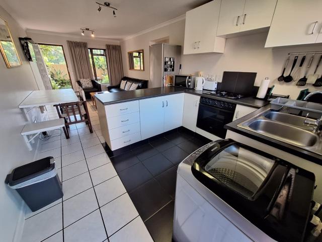 2 Bedroom ground floor unit just 5 min walk from the beach