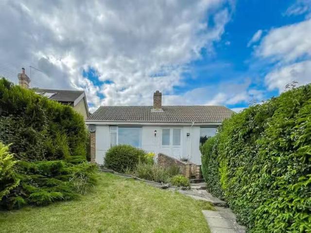 2 bedroom detached bungalow for rent in Marcia Close, Eastbour.