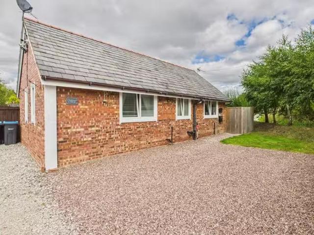 2 bedroom detached bungalow for rent in Rake Lane, Chorlton by.