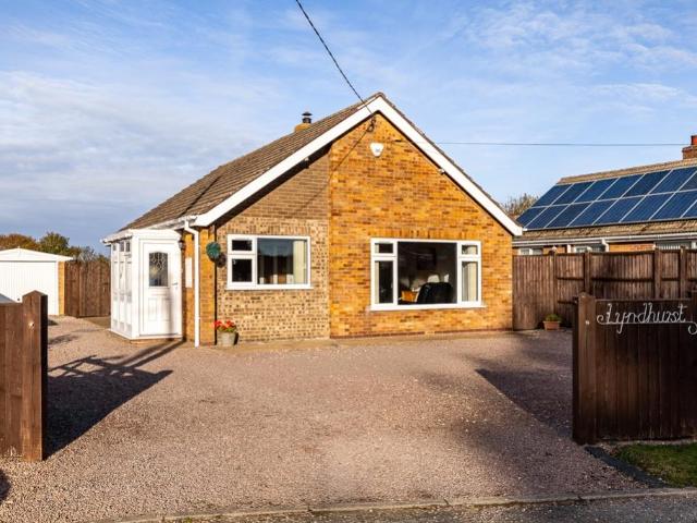 2 bedroom detached bungalow for sale