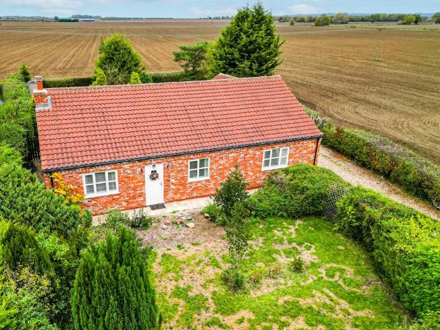 2 bedroom detached bungalow for sale