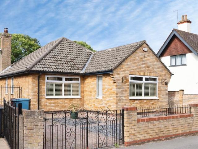 2 bedroom detached bungalow for sale