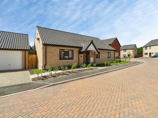 2 bedroom detached bungalow for sale