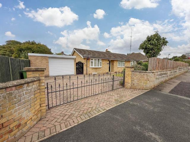 2 bedroom detached bungalow for sale