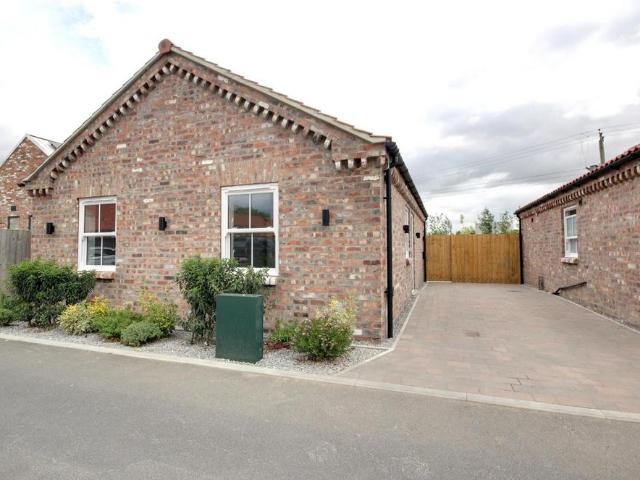 2 bedroom detached bungalow for sale