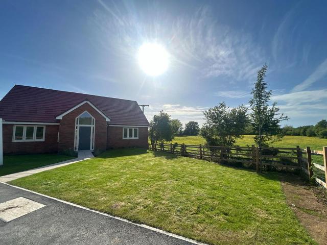 2 bedroom detached bungalow for sale