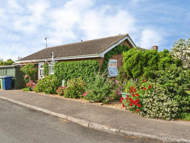 2 bedroom detached bungalow for sale