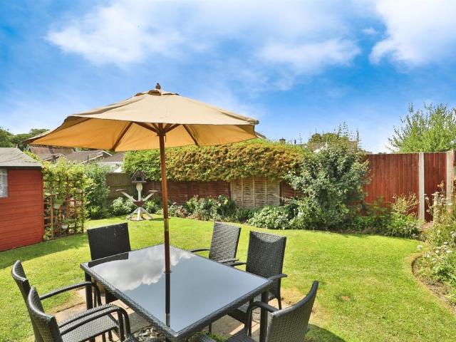 2 bedroom detached bungalow for sale