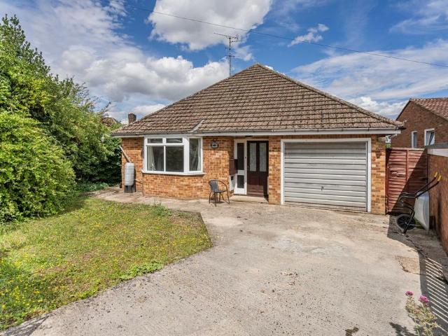 2 bedroom detached bungalow for sale