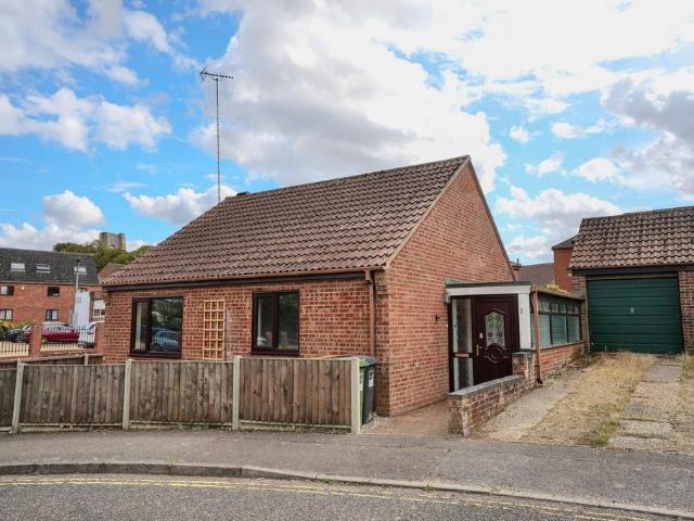 2 bedroom detached bungalow for sale