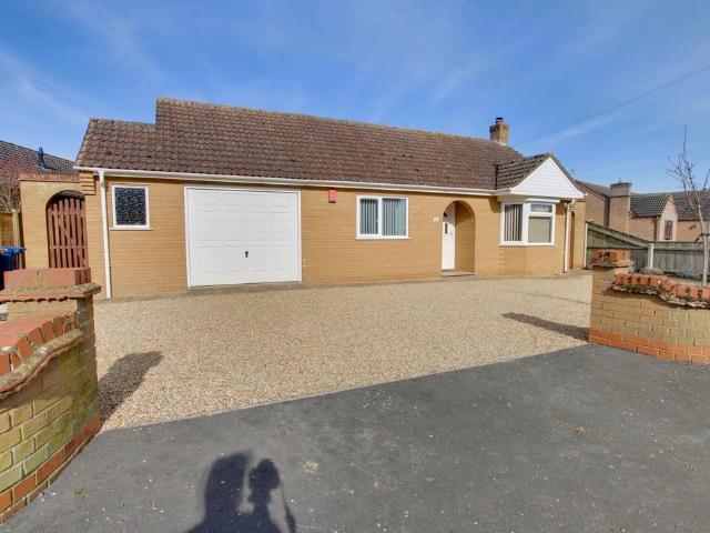 2 bedroom detached bungalow for sale