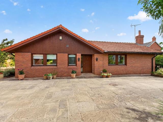 2 bedroom detached bungalow for sale