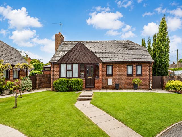 2 bedroom detached bungalow for sale