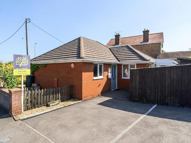 2 bedroom detached bungalow for sale