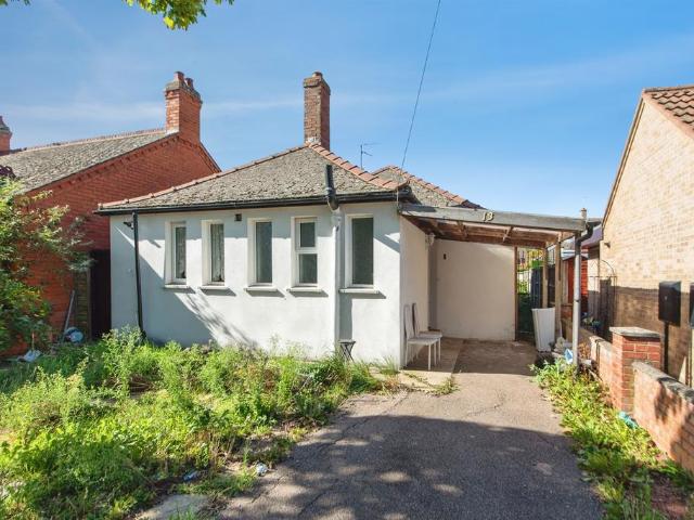 2 bedroom detached bungalow for sale