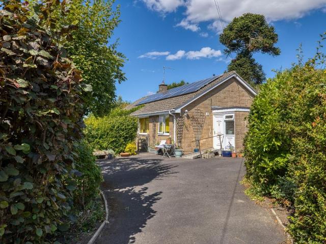 2 bedroom detached bungalow for sale