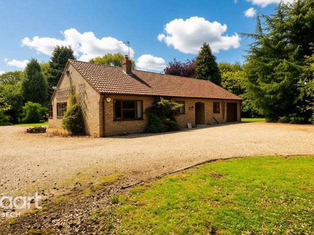 2 bedroom detached bungalow for sale