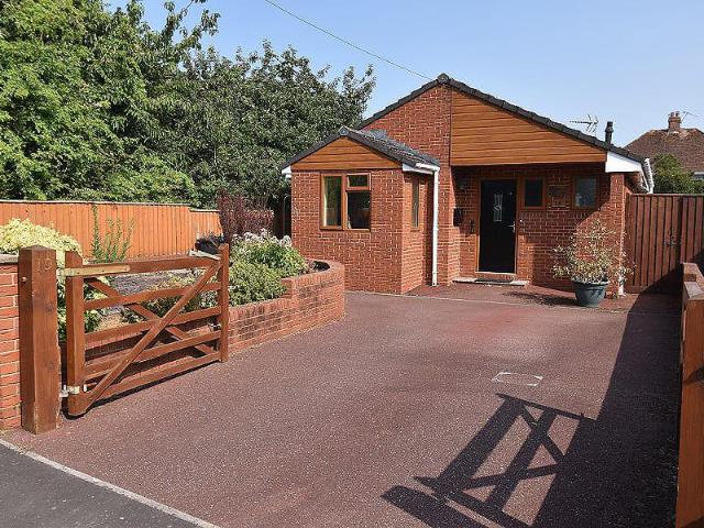 2 bedroom detached bungalow for sale