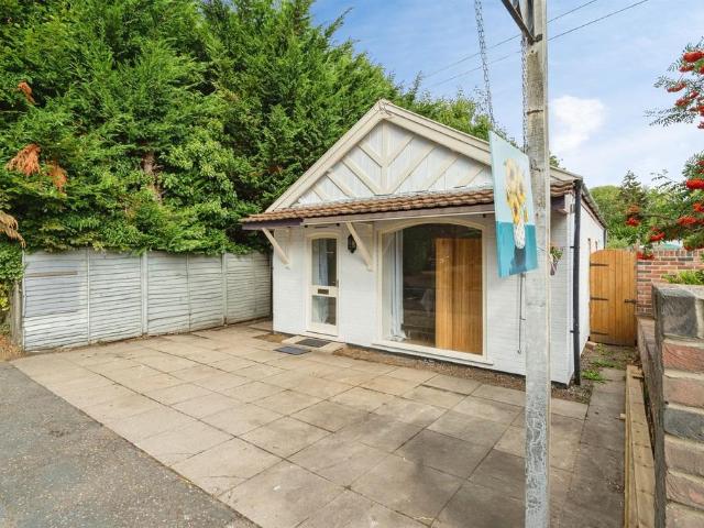2 bedroom detached bungalow for sale