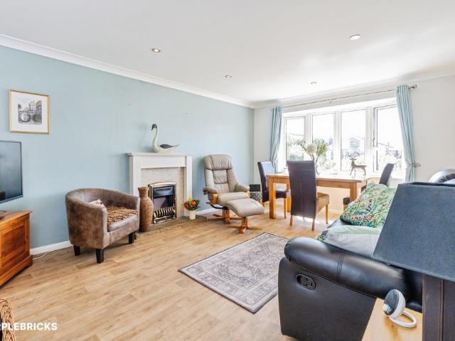 2 bedroom detached bungalow for sale