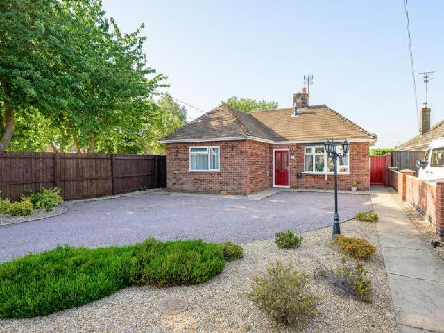2 bedroom detached bungalow for sale