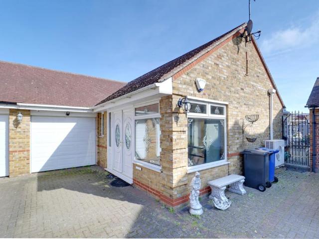 1 bedroom detached bungalow for sale