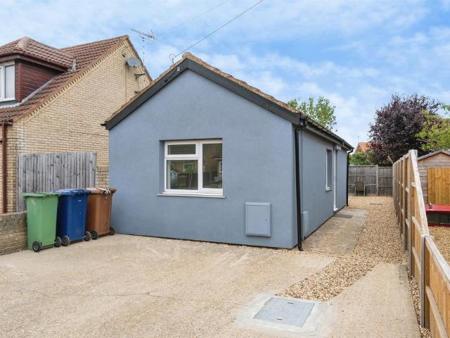 2 bedroom detached bungalow for sale