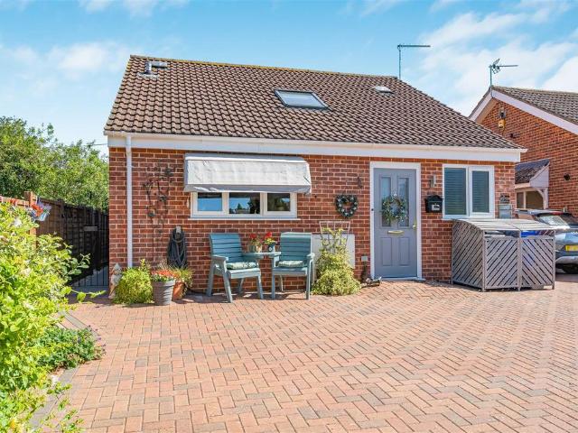 2 bedroom detached bungalow for sale