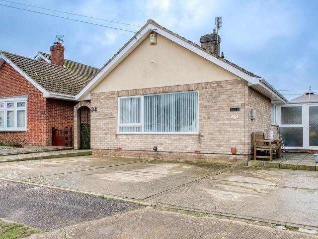 2 bedroom detached bungalow for sale