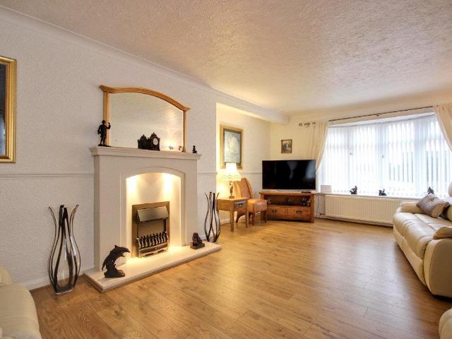 2 bedroom detached bungalow for sale
